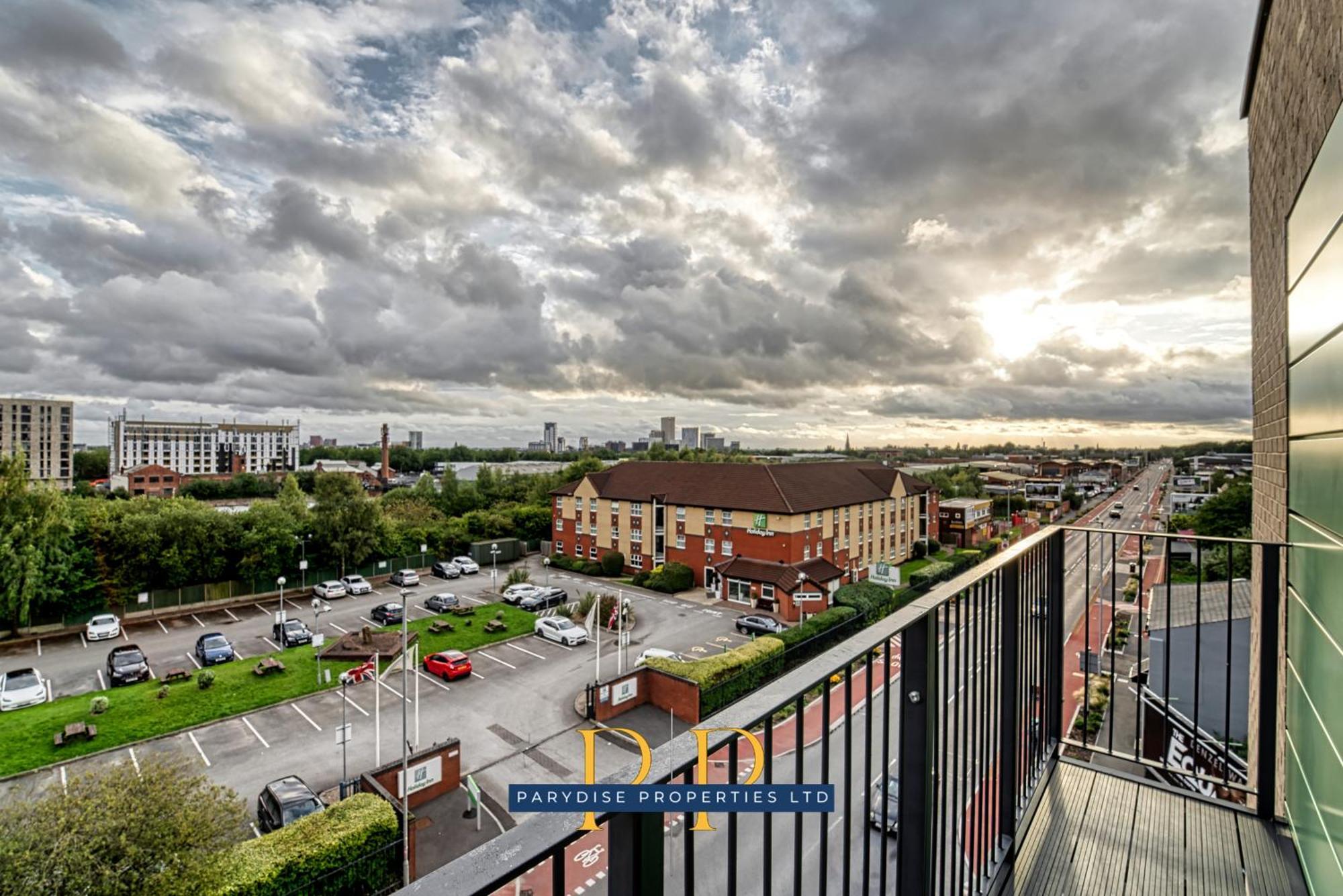 The Middlewood Plaza Suite - By Parydise Properties - Business Or Leisure Stays, Central Location, Sleeps 4, Salford Manchester Exterior foto
