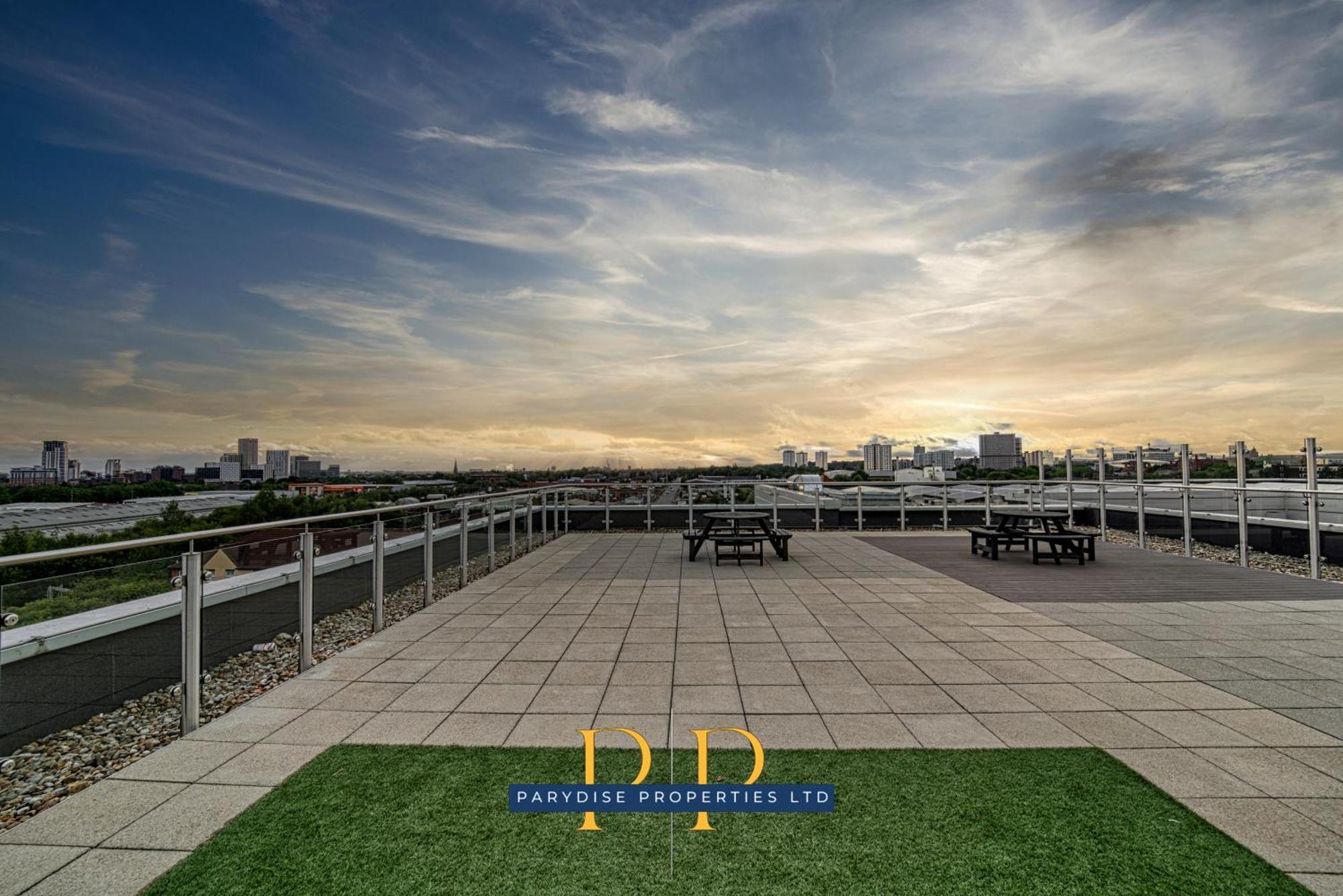 The Middlewood Plaza Suite - By Parydise Properties - Business Or Leisure Stays, Central Location, Sleeps 4, Salford Manchester Exterior foto