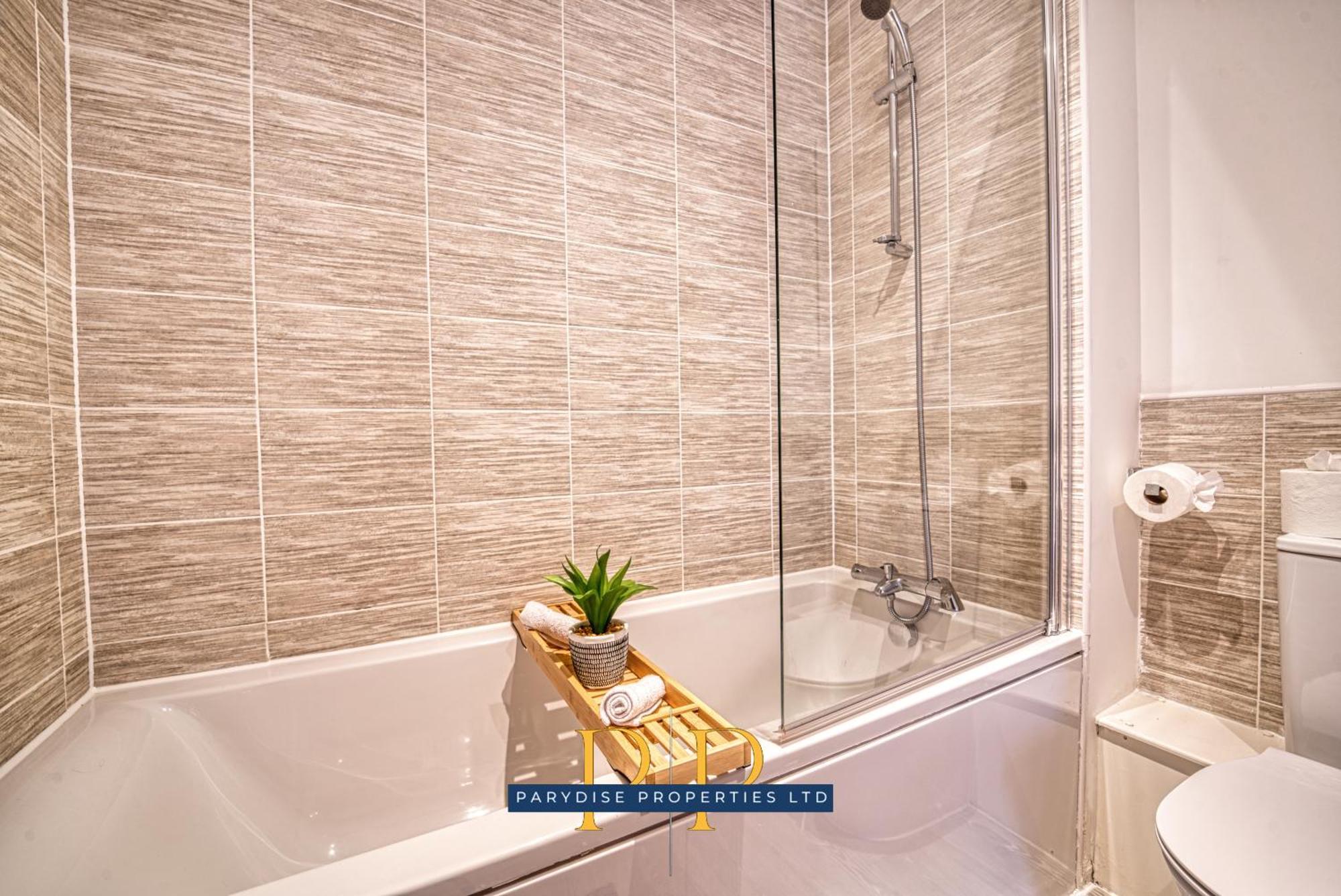 The Middlewood Plaza Suite - By Parydise Properties - Business Or Leisure Stays, Central Location, Sleeps 4, Salford Manchester Exterior foto